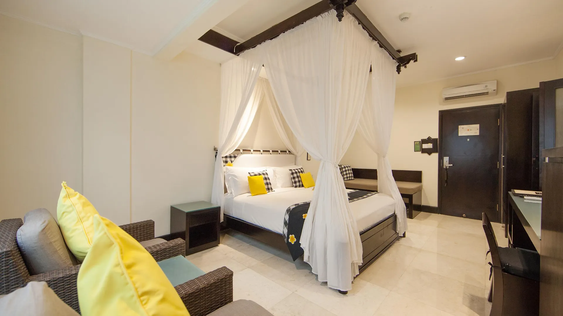 Legian Beach Hotel 4*,